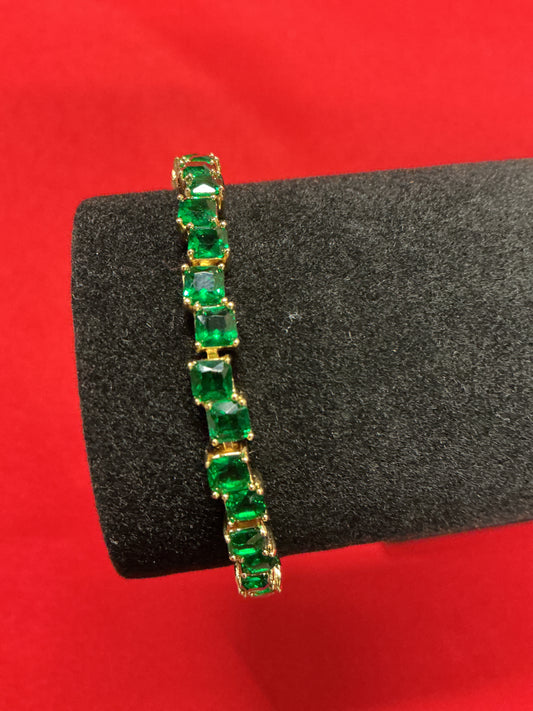 Jade and gold bracelet 1012